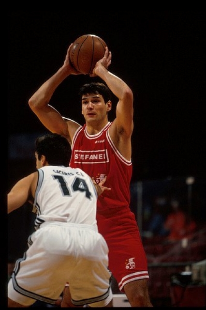 Nando Gentile in maglia Olimpia mentre si appresta a passare la palla ad un compagno